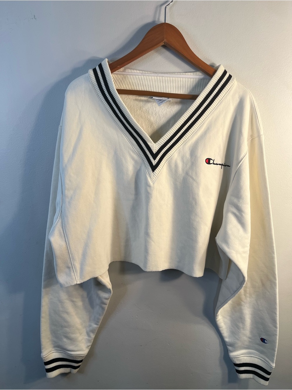 Champion V-Neck Cropped Reverse Weave Sweatshirt Cream/Black Trim Women’s L